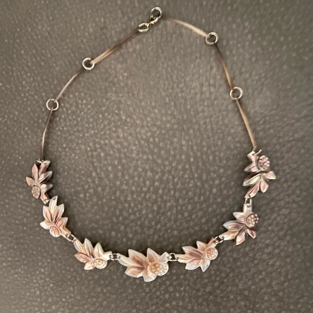 Tahiti Floral Shell Necklace - Picture 2 of 2